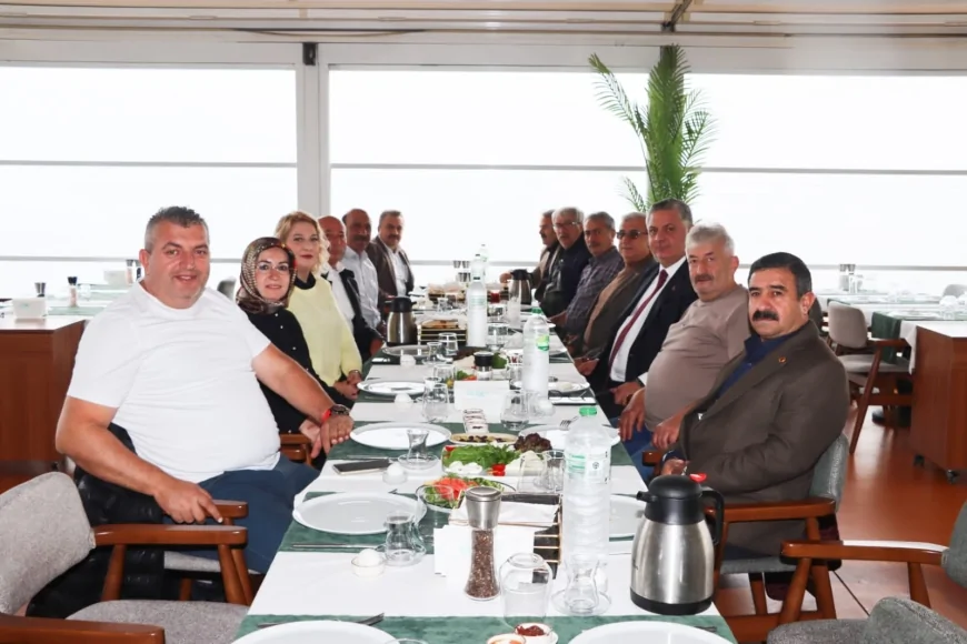 Başkan Mehmet Gürel, Merkez Mahalle Muhtarlarıyla Bir Araya Gelerek Mahallelerin Öncelikli İhtiyaçlarını Değerlendirdi