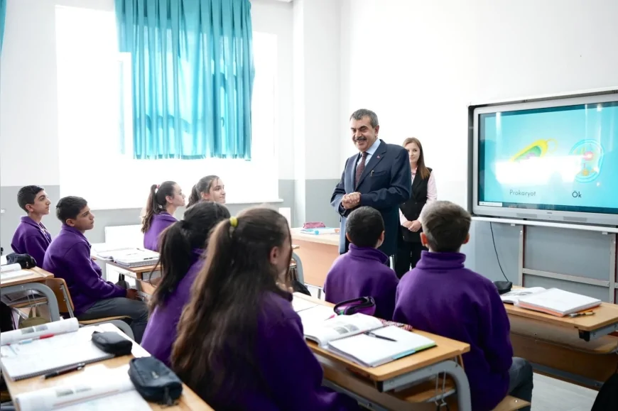 Bakan Yusuf Tekin, Sarıkamış’ta Öğrenci ve Öğretmenlerle Bir Araya Gelerek Eğitim Çalışmalarını Yerinde İnceledi