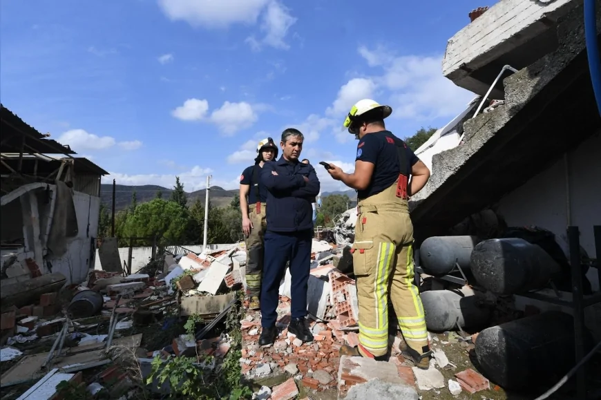 Bayraklı’da Mobilya Atölyesinde Patlama: İzmir İtfaiyesi Göçük Altında Kalan 80 Yaşındaki Yurttaşı Kurtardı