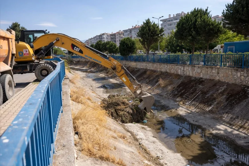 İZSU’DAN KIŞ ÖNCESİ YOĞUN TEMİZLİK VE ALTYAPI HAMLESİ: 447 KİLOMETRELİK KANAL, 98 DERE VE 100 BİN TON ATIK TEMİZLENDİ
