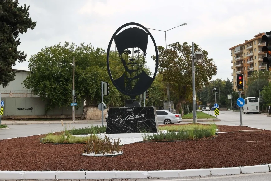 Buca Belediyesi Park ve Refüjlerde Yenileme Atağıyla Kent Estetiğini Güçlendiriyor