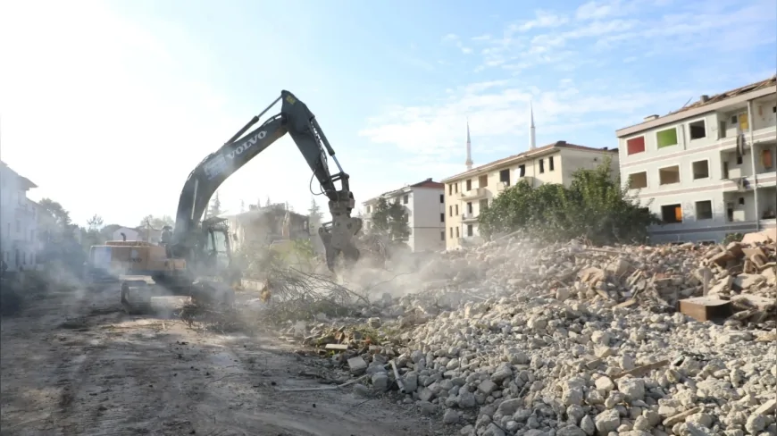 İnegöl’de Turgutalp Mahallesi Kentsel Dönüşüm Projesinde 2. ve 3. Etapların Yıkımı Başladı