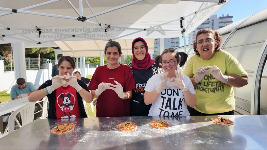 Mersin Büyükşehir’den Engelsiz Yaşam Parkı’nda “Pizza Yapımı Etkinliği”: Özel Gereksinimli Bireyler Mutfağa Girdi
