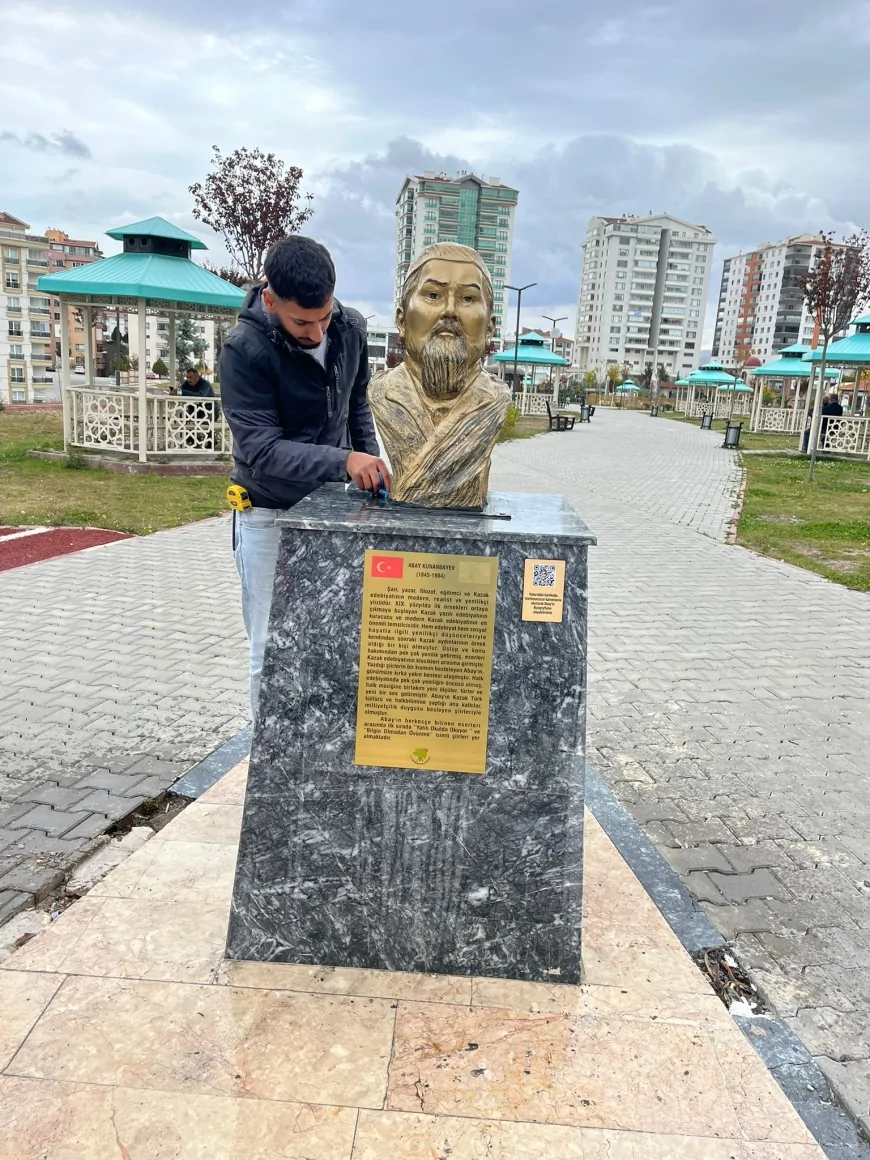 Mamak’ta Abay Kunanbayev Büstü Yeniden Yerine Konuldu: Restorasyon Tamamlandı