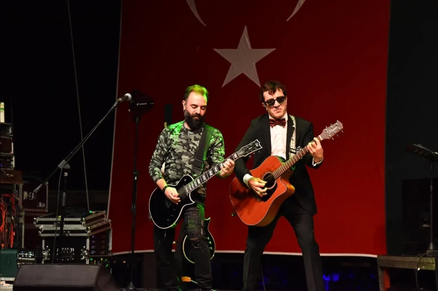 Grup Ayna, 25. Uluslararası Ölüdeniz Hava Oyunları Festivali’nde Binlerce Kişiye Unutulmaz Bir Gece Yaşattı