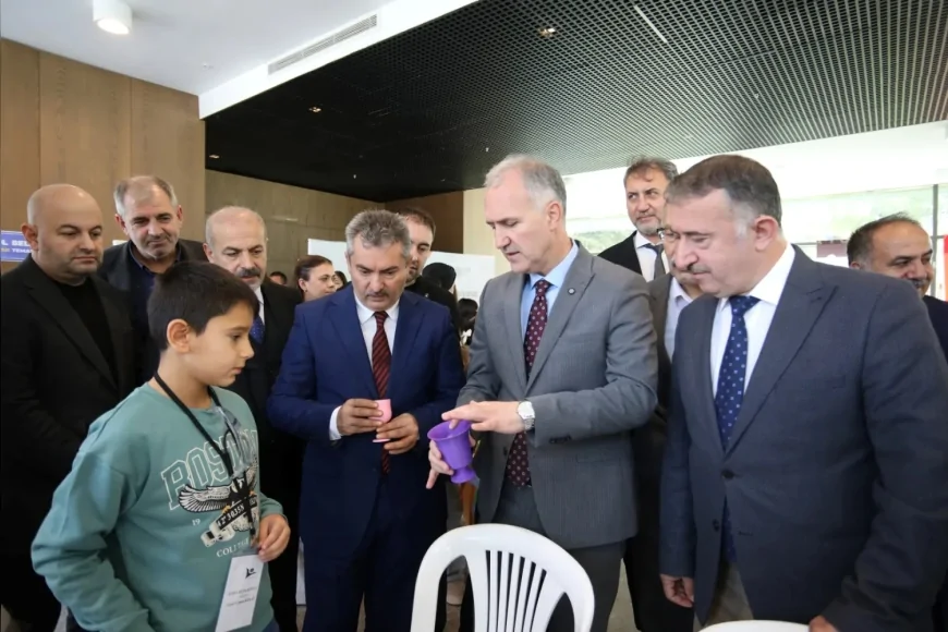 İnegöl’de Bilim Şenliği Başladı: Öğrenciler ve Vatandaşlar Bilimle Buluşuyor