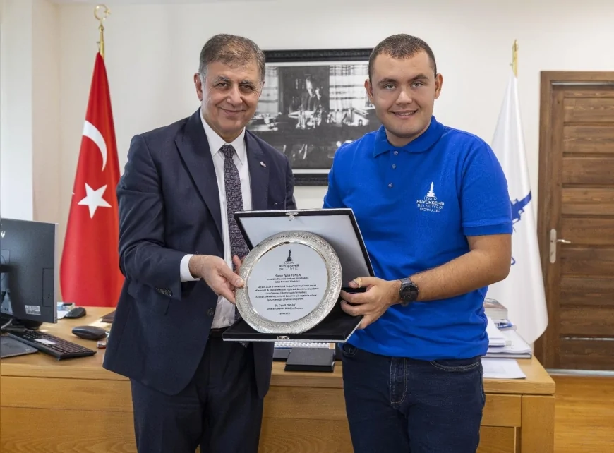 Otizmli Ultra Maraton Yüzücüsü Tuna Tunca, Tarihi Başarılarının Ardından Başkan Cemil Tugay’la Bir Araya Geldi