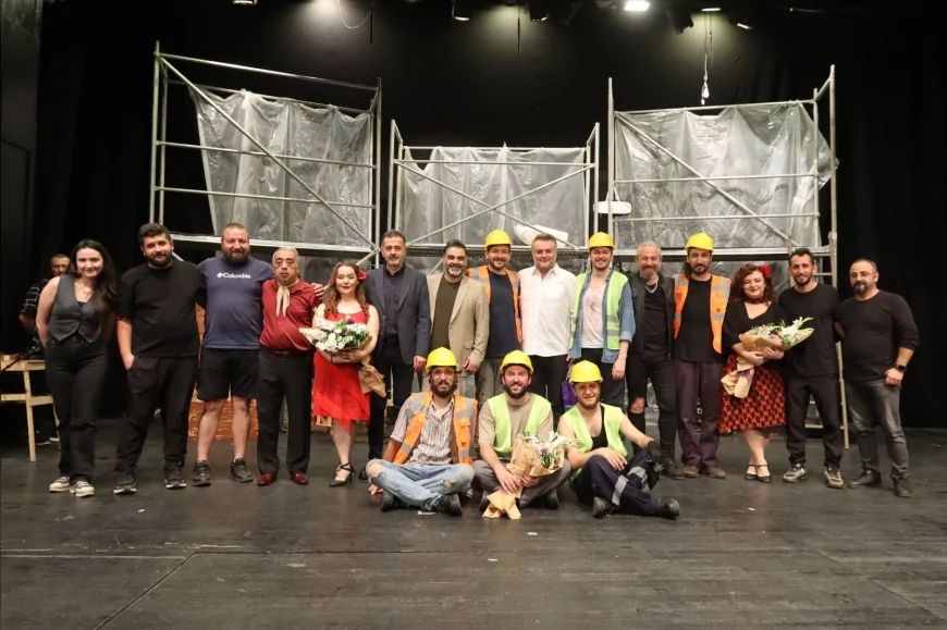OBBKT “O Güzelim Kaymaklı Dondurma Rengi Elbise” Oyunuyla Adana Şehir Tiyatroları Festivali’nde Ayakta Alkışlandı
