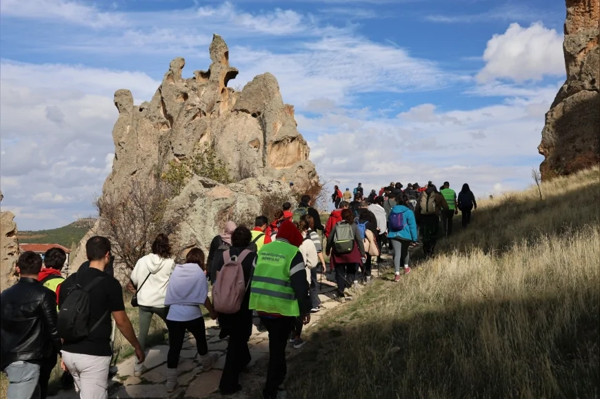 Eskişehir’de Doğaseverler Cumhuriyet’in 102. Yılı İçin Frig Vadisi’nde Yürüdü
