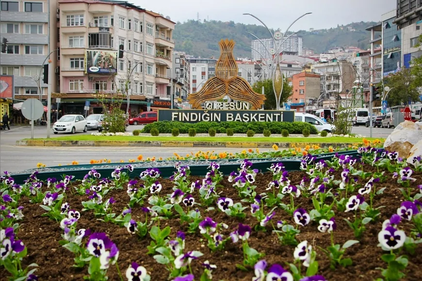 Giresun Belediyesi Kent Estetiğini Yeniliyor: Mevsimlik Çiçeklerle Şehir Renkleniyor