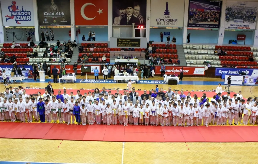 İzmir’de Cumhuriyet Coşkusu Sporla Kutlandı: Minik Güreşçiler ve Judocular Kupa İçin Mücadele Etti
