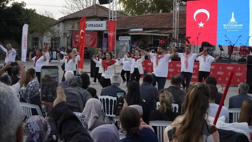 Bergama Ayaskent’te “Cumhuriyet Her Yerde” Coşkusu: Başkan Tanju Çelik “Cumhuriyet Kolay Kurulmadı”