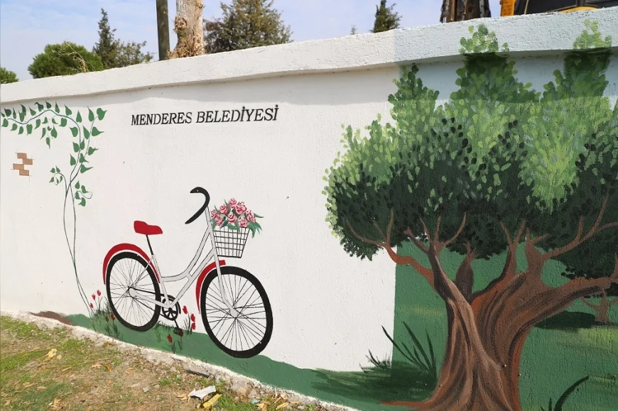 Menderes’te Akçaköy Mahallesi Renkleniyor: Duvarlar Sanat Eseri Gibi Yeniden Hayat Buldu