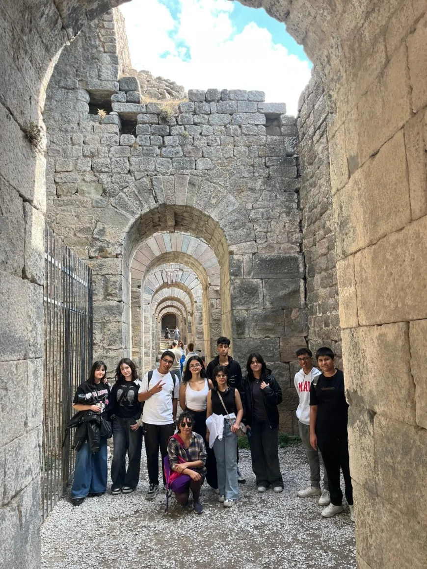 Pergamon Antik Kenti’nde İngilizce Pratiğiyle Tarihi Yolculuk: Çiğli Dil Destek Merkezi Öğrencileri Dil Becerilerini Geliştirdi