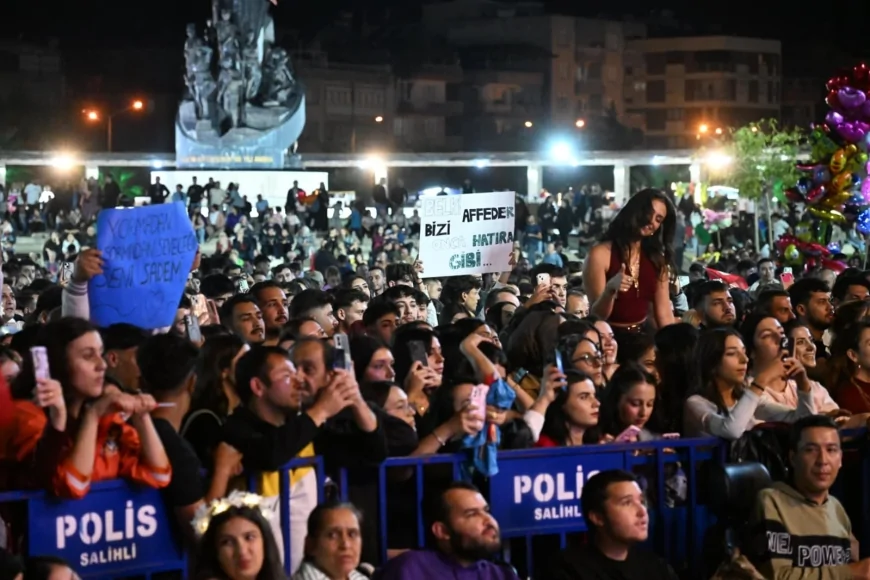 Salihli’de Cumhuriyet Bayramı Coşkusu: İlyas Yalçıntaş Konseri Atatürk Kent Meydanı’nı Doldurdu