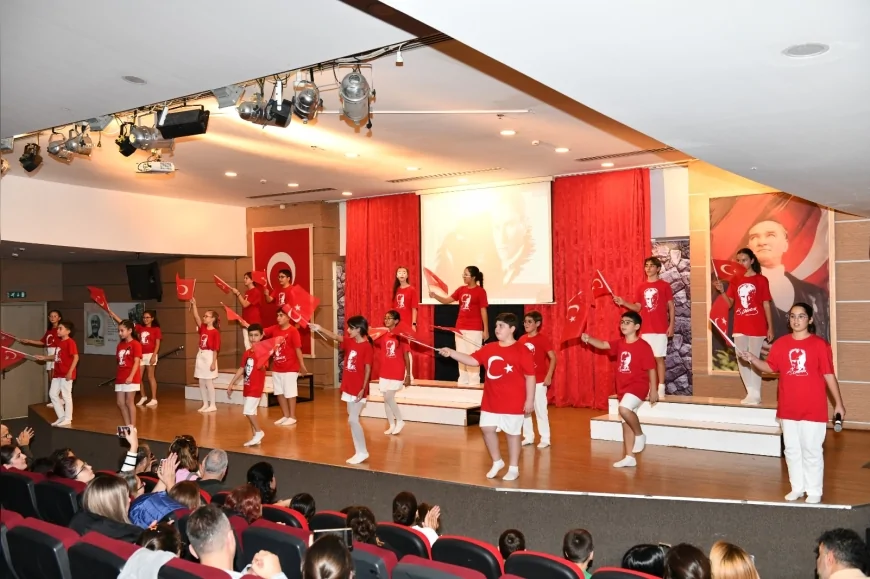 Çiğli Belediyesi Gençlik Tiyatrosu’ndan “O’nun Sayesinde” Oratoryosu: Cumhuriyet’in 102. Yılı Duygu Dolu Anlarla Kutlandı