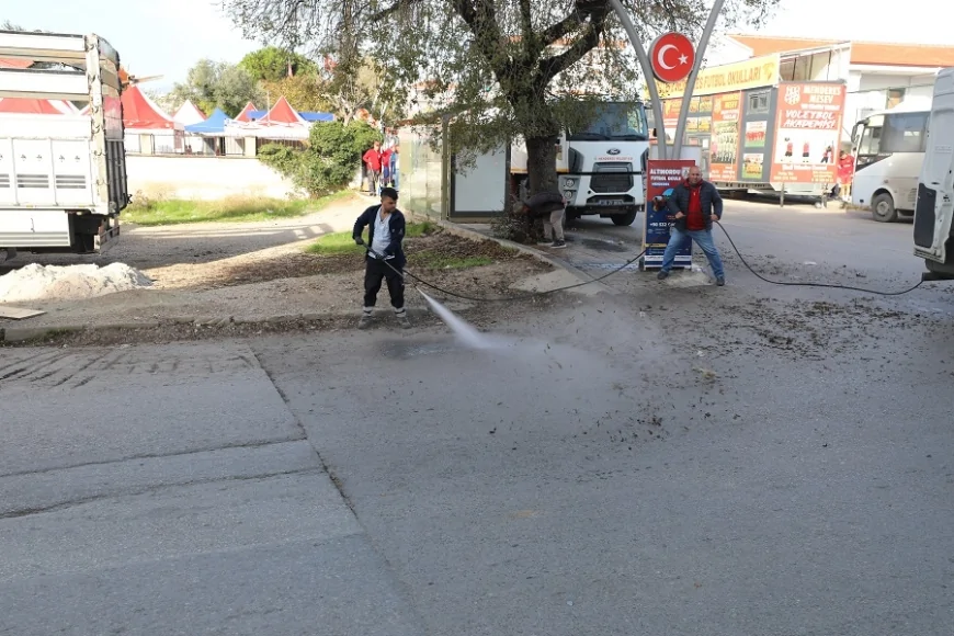Menderes’te Atatürk ve İnönü Caddeleri’nde Geniş Çaplı Temizlik Seferberliği Başlatıldı