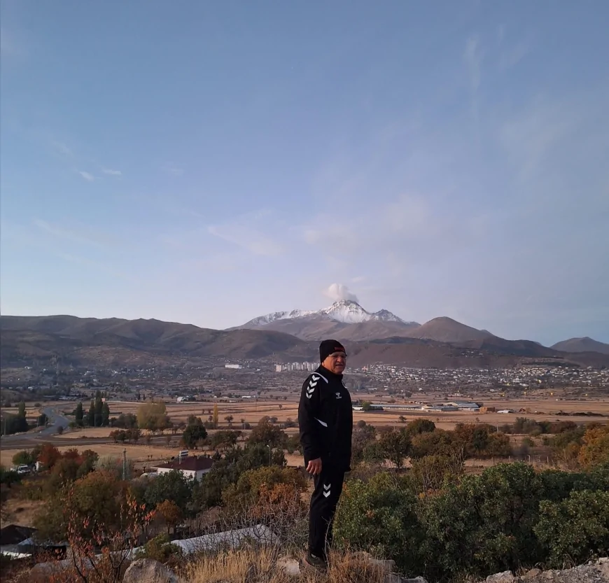 Dr. Memduh Büyükkılıç Ali Dağı’nda Sabah Yürüyüşüyle Sağlıklı Yaşam Mesajı Verdi