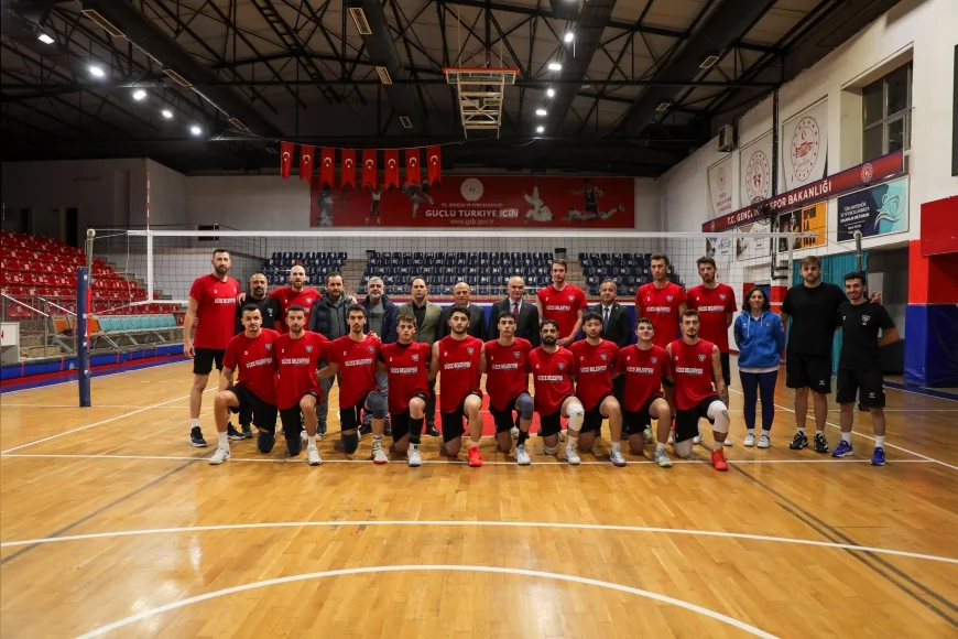 Başkan Faruk Özlü, Fenerbahçe Galibiyeti Sonrası Düzce Belediyesi Spor Akademisi Voleybol Takımını Baklava ile Kutladı