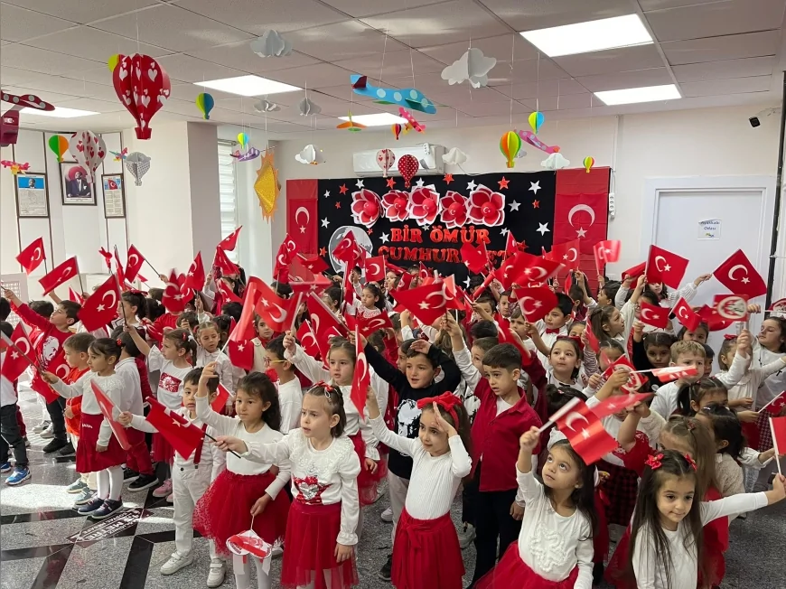 Pursaklar’ın Nezaket Okullarında Cumhuriyetin 102. Yılı Kırmızı-Beyaz Coşkuyla Kutlandı