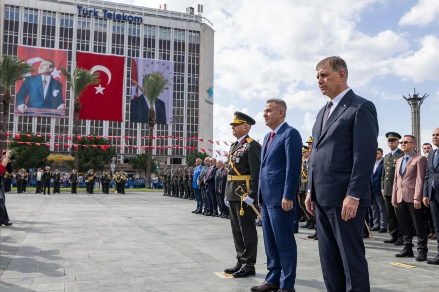 İzmir’de 29 Ekim Cumhuriyet Bayramı Coşkusu Cumhuriyet Meydanı’nda Başladı