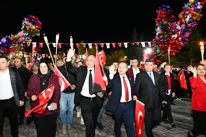 Kalecik’te Cumhuriyet’in 102. Yılı Coşkuyla Kutlandı: Meşale Yürüyüşü, Seymen Gösterisi ve Konserlerle Bayram Gecesi [DETAY HABER]
