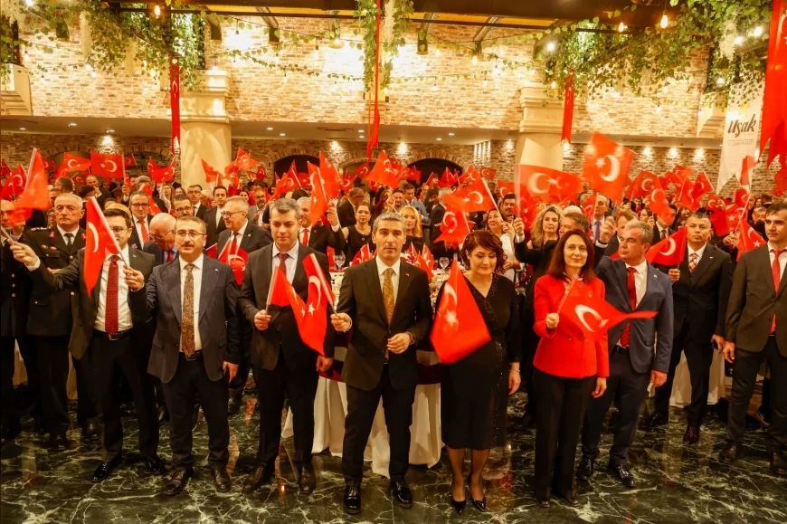 Uşak’ta Cumhuriyet’in 102. Yılı Coşkusu: Tüm Şehir 29 Ekim’i Bayraklarla, Müzik ve Şenliklerle Kutladı