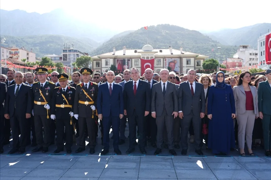 Manisa’da Cumhuriyet’in 102. Yılı Coşkusu Çelenk Sunumu ve Sanat Sergisiyle Başladı