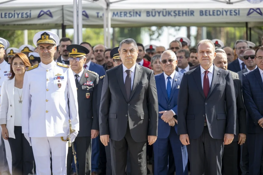 Başkan Vahap Seçer, Cumhuriyet’in 102. Yılı Kutlamalarında Mersinlilerle Bayrak Yürüyüşü’nde Buluştu