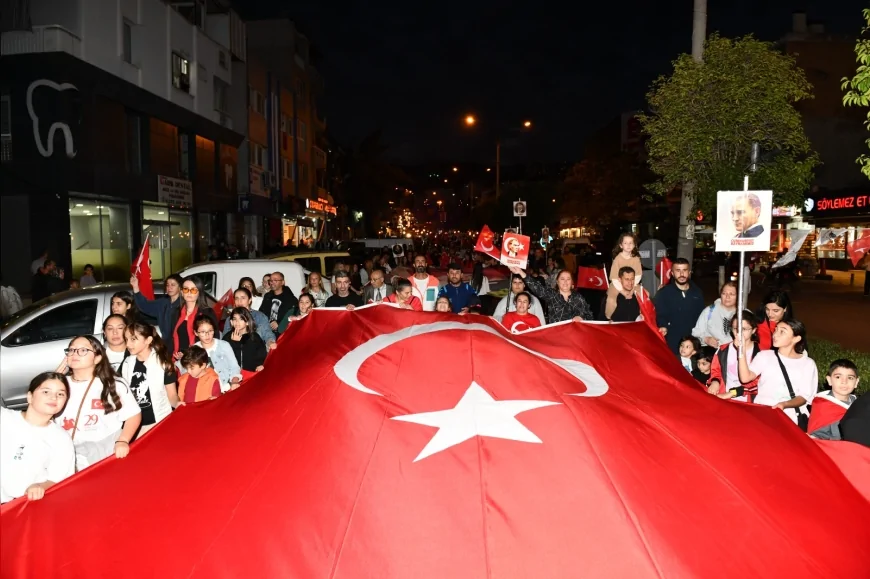 Çiğli’de “İstiklâlden İstikbale Büyük Cumhuriyet Yürüyüşü” Cumhuriyet’in 102. Yılında Coşkuyla Gerçekleşti