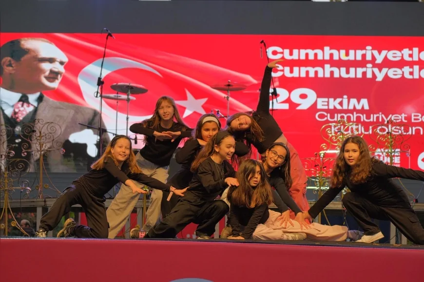 Eskişehirliler Cumhuriyetin 102. Yılını Kentpark’ta Coşkuyla Kutladı