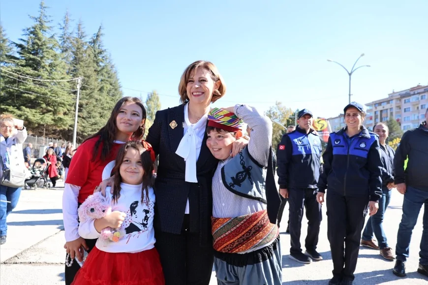 Başkan Ayşe Ünlüce 29 Ekim Coşkusunu Vatandaşlarla Paylaştı: “Cumhuriyetimize İlelebet Sahip Çıkacağız”
