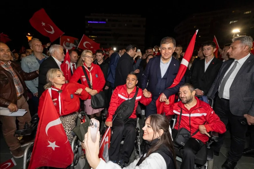 İzmir’de 102. Yıl Coşkusu: Binlerce Kişi 350 Metrelik Türk Bayrağıyla Cumhuriyet Yürüyüşünde Buluştu