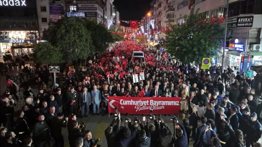 Manisa’da Cumhuriyet’in 102’nci Yılı Binlerce Kişinin Katılımıyla “Büyük Manisa Yürüyüşü” ve Konserlerle Kutlandı