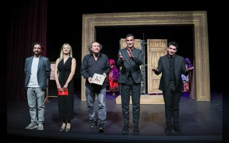 Mersin Şehir Tiyatrosu’nun Tek Kişilik Gösterisi “Eyvah Nadir” 7. Uluslararası Maltepe Tiyatro Festivali’nde Dakikalarca Ayakta Alkışlandı