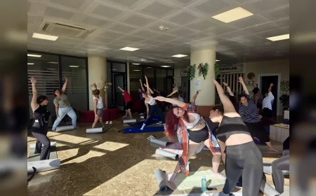 İzmir Büyükşehir Belediyesi’nden Gençlere “Yoga Saati” Etkinliği: Bornova’da Bedensel ve Zihinsel Rahatlama