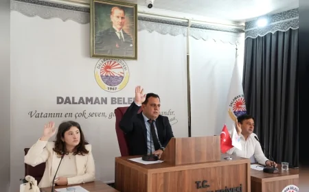 Dalaman Belediyesi’nden Vefa Örneği: Eski Belediye Başkanı Erdoğan Karakuş’un İsmi Yeni Çay Bahçesinde Yaşatılacak