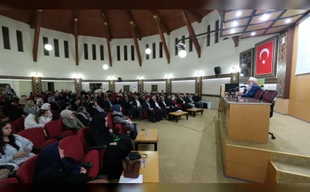 İnegöl Belediyesi ve AHİD İş Birliğinde “Aile Okulu” Seminerleri Devam Ediyor: Tayyip Elçi “Tesettür ve Mahremiyet” Konusunu Anlattı