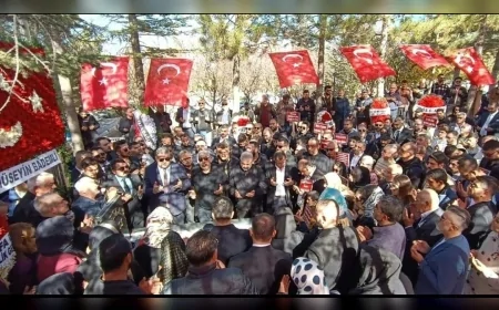 NEVŞEHİR KALDIRIM MEZARLIĞI’NDA ABDULLAH ÇATLI İÇİN DÜZENLENEN ANMA PROGRAMINDA BİNLERCE KİŞİ DUA ETTİ