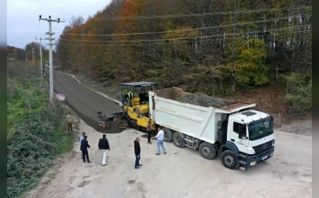 Ordu Büyükşehir Belediyesi 12 Kilometrelik Kumru–Akkuş Bağlantı Yolunda Silindirle Sıkıştırılmış Beton Yol Çalışmalarını Sürdürüyor