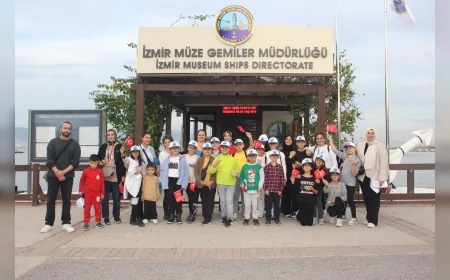 İzmir Büyükşehir Belediyesi Öğrencilerin İngilizce Becerilerini Geri Dönüşüm Atölyesi ve Gemi Müzesi Gezisiyle Destekliyor