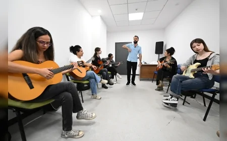 Mersin Büyükşehir Belediyesi Uzman Eğitmenlerle Ücretsiz Enstrüman Kurslarıyla Gençlere ve Yetişkinlere Sanat Kapılarını Açıyor
