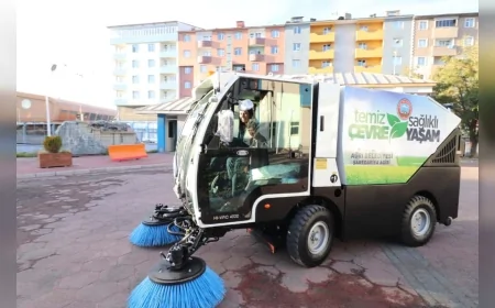 Ağrı Belediyesi Temizlik Hizmetlerinde Yeni Dönem: Vakumlu Yol Süpürme Aracı Filoya Katıldı