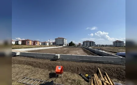 Çorum Belediyesi 11 Okula Halı Saha, 2 Okula Spor Salonu Yapacak: “Spor Şehri Çorum” Vizyonu Genişliyor