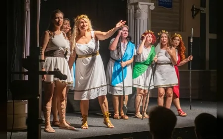 Kuşadası Belediye Tiyatrosu’nda Yeni Sezon “Kadınların Savaşı” ile Başladı