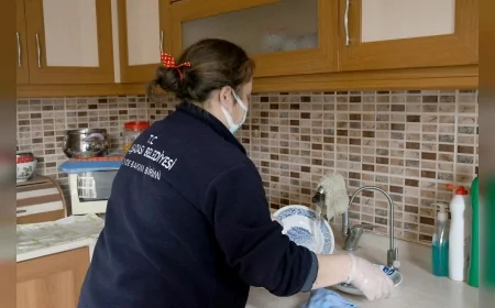 Kuşadası Belediyesi Evde Bakım Ekipleri: “Yardım Melekleri” Kent Genelinde Hizmetlerine Devam Ediyor