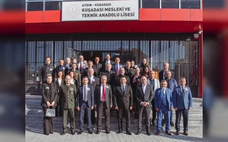 Kuşadası’nda Öğrencilerden Atatürk’e Duygusal Anma Programı: Türküler, Oratoryo ve Saygı Duruşu