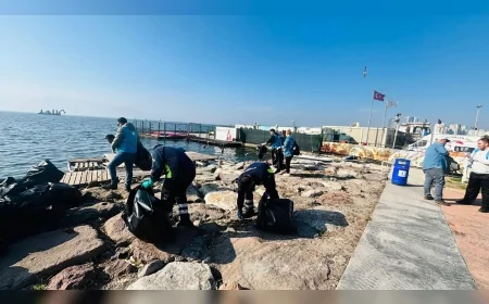 Karşıyaka Kıyılarında Doğaseverlerden Ortak Temizlik: “Küçük Bir Hareket Büyük Bir Fark Yaratabilir”