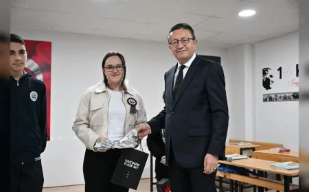 Altındağ Belediyesi’nin “Kalemimden ve Fırçamdan Sevgili Atatürk” Yarışmasında Öğrenciler Ödüllerini Aldı