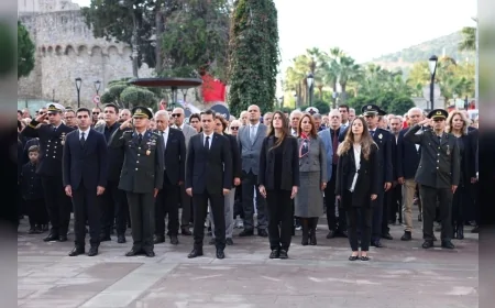 Çeşme’de 10 Kasım Anlamla, Minnetle ve Sanatla Kutlandı: Yeni Atatürk Heykeli Açılışı Duygulandırdı